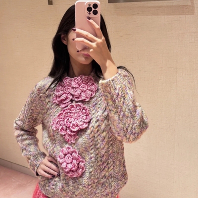 LV路易威登 2026早春新款限定立體花卉提花圖案針織圓領上衣出貨定制圖案提花以及精緻工藝拼接可單穿可疊加穿戴 不同場合切換穿搭 採用進口高端定制 羊毛紗線 早春 高級又百搭，現貨36/38/40 頂級版本