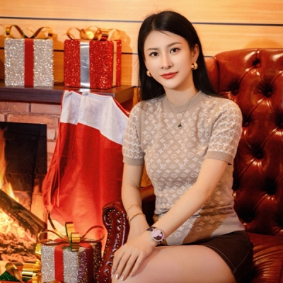 LV路易威登 2026早春新款重工老花字母針織圓領上衣 出貨時髦搶眼高級定制面料搭配定制羊毛錦綸紗線面料 做工細節全部高品質 進口紗線質感無敵 減齡少女氣質百搭，經典版型巨顯瘦時髦必備 單品現貨S/M/L 頂級