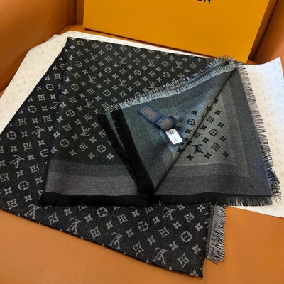 LV路易威登 專櫃標籤編碼 M96855黑銀色！50% 桑蠶絲，24% 粘膠纖維，17% 羊毛，9% 聚酯纖維 140x140cm 獨家對版最高品質！成分比例照足專櫃 ，精湛提花工藝織就經典 Monogram
