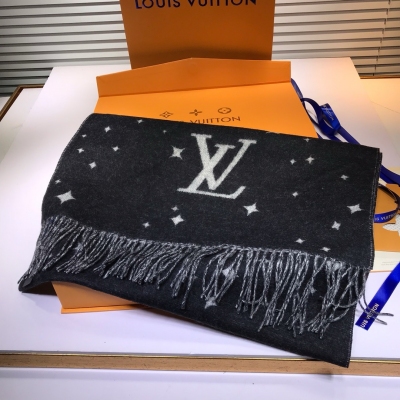LV路易威登 專櫃當季排長隊預定的牛貨！起了一個巨好聽的名字：“璀璨星空LV”本年度最好看最流弊的羊絨披肩沒有之一！這種第一批去法國的訂單都能拿下來的貨色真心是牛逼的sei都沒sei了閉著眼睛收！雙面山羊絨！雙