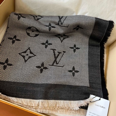 LV路易威登 Neo Natté Monogram 披肩為蘆扉格面料描繪大幅 Monogram 圖案，呈現細膩肌理。絲毛混紡柔暖不失輕盈，流蘇飾邊和路易威登標識織紋完善細節。大尺寸的披肩可以提供更多的保暖和搭配