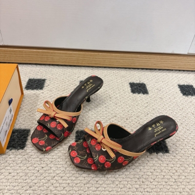 LV路易威登 新款涼拖三彩系列小貓跟蝴蝶結涼拖鞋，小紅書爆款小貓跟經典老花蝴蝶結拖鞋，路易威登×村上隆白彩聯名全幅Monogram圖案浸染彩虹色調，娓娓道出日本藝術家村上隆的標誌性筆觸。便鞋構型融入優雅小貓跟，