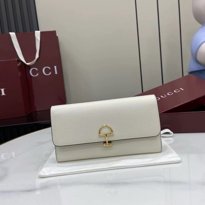 Gucci古馳 新品 這款Gucci Softbit系列肩背包匠心融蘊大號半馬銜扣造型品牌經典馬術風格配件。白色粒面牛皮革 淺金色調配件 深棕色超細纖維襯裡 半馬銜扣 型號：828147。尺寸：19x10x3.5cm。顏色：白色/原廠皮。義