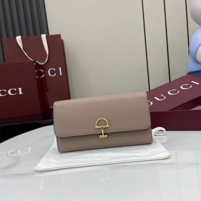 Gucci古馳 新品 這款Gucci Softbit系列肩背包匠心融蘊大號半馬銜扣造型品牌經典馬術風格配件。白色粒面牛皮革 淺金色調配件 深棕色超細纖維襯裡 半馬銜扣 型號：828147。尺寸：19x10x3.5cm。顏色：白色/原廠皮。義