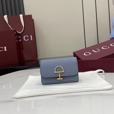 Gucci古馳 新品 Gucci延續品牌深厚傳承，深化與馬術本源的聯結。半馬銜扣圖案化身為開合細節，為多款小皮件增色添彩。這款卡片夾以古馳棕色粒面牛皮革匠心打造，經典元素點綴其上。古馳棕色粒面牛皮革 淺金色調配件 半馬銜扣 內部：一個拉鍊袋