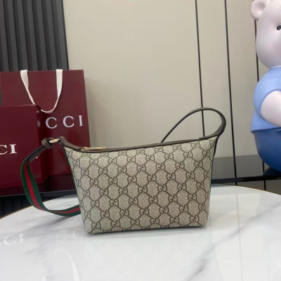 Gucci古馳 新品 Ophidia系列讓人聯想起該品牌的傳統，採用標誌性的淺金色調Web條紋和Double G標誌。這些款式由柔軟的GG Monogram塗層面料製成，內裡採用綠色棉質襯裡。這款小巧肩包的新月形設計帶有標誌性的Web裝飾邊