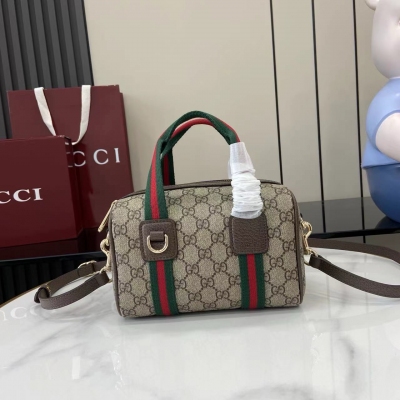 Gucci古馳 新品 靈感源自Gucci標誌性的旅行包廓形，品牌推出了Mini GG手袋。該款手袋採用柔軟的GG老花帆布精製而成，配有Web織帶手柄和可拆卸肩帶，重新演繹了品牌的經典元素，致敬Gucci引以為傲的旅行傳統。米色和深棕色GG字