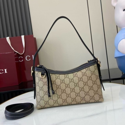 Gucci古馳 新品 2025秋冬系列, GG Emblem系列煥新詮釋品牌的雋永優雅風範和精湛工藝。這款肩背包採用米色和黑色色匠心製作，盡顯精緻紋理。米色和黑色GG字母交織圖案塗層織物 淺金色調配件 紅綠織帶棉質襯裡 內部：開口口袋 牛皮