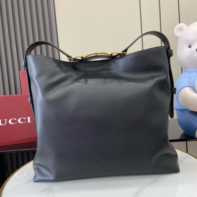 Gucci古馳 2025秋冬系列, Gucci Beatrix系列手袋採用黑色牛皮革材質匠心打造，配以飾標誌性馬銜扣細節肩帶，為休閒廓形添注品牌內涵。金色調配件更添精緻質感，內裡設有一個拉鍊口袋，確保日常用品安全放置。兼具優雅設計與實用性能