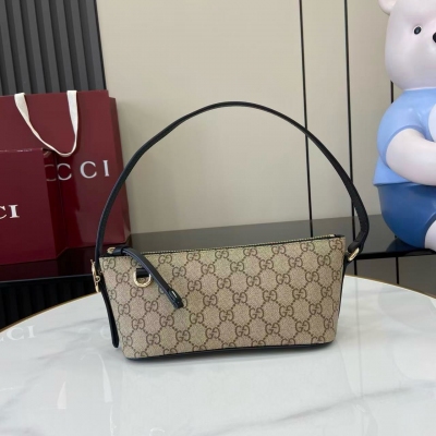 Gucci古馳 新品 2025秋冬系列, 這款GG Emblem系列小號肩背包採用簡潔小巧廓形，匠心融入經典細節，搭配拉鍊開合與俐落線條造型。內部設有平口袋便於收納，肩帶設計提供舒適貼合的背攜體驗。米色和深棕色全新GG字母圖案塗層織物 黑色