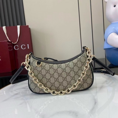 Gucci古馳 新品 2025秋冬系列, 全新GG Emblem系列煥新詮釋品牌的雋永優雅風範和精湛工藝。設計精心搭配鏈式肩帶，並隨附可調節皮革肩帶。米色和深棕色全新GG字母圖案塗層織物 黑色皮革滾邊 淺金色調配件 紅綠織帶棉布襯裡 圖中所