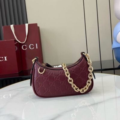 Gucci古馳 新品 2025秋冬系列, 這款小號肩背包選用圓形廓形搭配金色調配件和鏈式背帶，彰顯GG Emblem系列風尚。採用拉鍊開合設計，內部配有一個卡片口袋，棉麻襯裡再添精緻質感。古馳安可拉紅(Rosso Ancora)GG印花壓紋