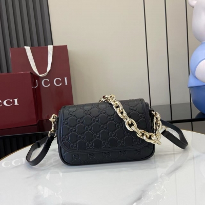 Gucci古馳 新品 2025秋冬系列, 全新GG Emblem系列煥新詮釋品牌的雋永優雅風範和精湛工藝。設計精心搭配鏈式肩帶，並隨附可調節牛皮革肩帶。安可拉紅色GG印花壓紋牛皮革 淺金色調配件 安可拉紅色棉質襯裡 內部：一個開口口袋 鏈式