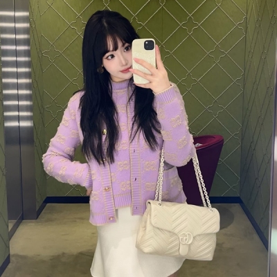 Gucci古馳 2025fw 提花針織開衫兩種配色演繹雙倍優雅 立體絨感提花浪漫溫柔，金色紐扣與口袋細節盡顯精緻；雙G圖案在深調底色上極具辨識度，粉邊勾勒更添層次 無論是搭配白色半裙營造法式甜妹感，還是穿黑色長褲打造酷颯名媛風，都能憑藉標誌