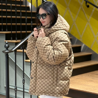 Gucci古馳 2025冬季新款重工撞色拼接拉鍊金屬扣徽標字母袖子可拆卸羽絨服出貨版型是寬鬆廓形具有超級好的包容性，能很好的修身身材，調整比例，不臃腫、不拖遝，結構感也是打破常規的，非常有特色 面料是100%的錦綸材質，非常細膩，高密定織，