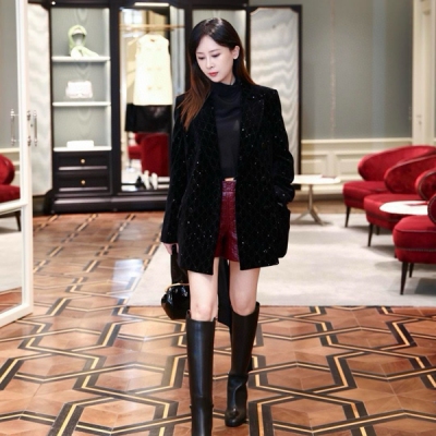 Gucci古馳 2025秋冬新款名媛氣質翻領絲絨面料立體燙鑽GG字母西裝外套出貨白富美必入超級減齡又顯白的顏色 定制細膩進口面料 絲絨獨特設計 不用花心思就能穿出氣質感絲絨設計很吸睛 富家千金小姐姐氣質穿搭 現貨S/M/L