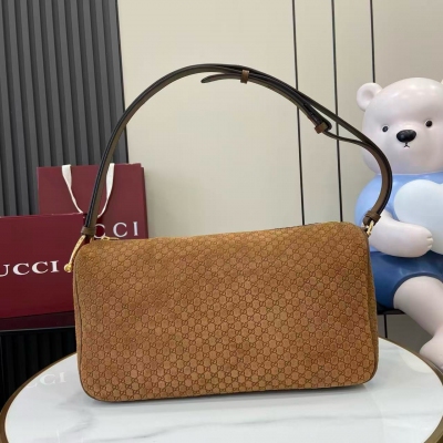 Gucci古馳 煥新呈現Gucci Half Horsebit系列，以現代風格煥新演繹品牌最具標誌性的元素之一。該系列巧妙融蘊休閒廓形與標誌性的半馬銜扣配件，這也是其名稱的由來。棕色GG壓花絨面材質 金色調配件 棕色棉麻混紡襯裡 半馬銜扣