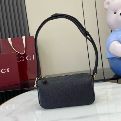Gucci古馳 品牌以當代視角演繹標誌性元素，煥新呈現Gucci半馬銜扣設計，選用貼合身形的柔軟牛皮革為經典配件注入新意風尚。這款迷你手袋以粒面軟皮匠心打造，側面飾有半馬銜扣細節。綠色粒面軟皮 淺金色調配件 同色調棉麻混紡襯裡 半馬銜扣 牛