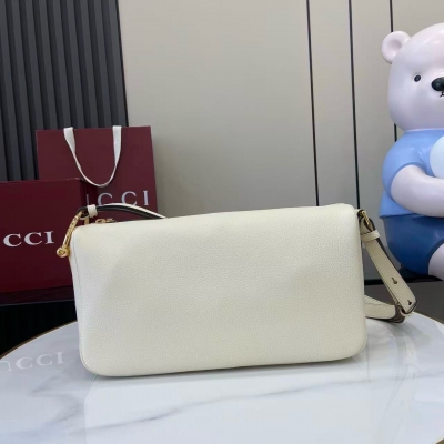 Gucci古馳 煥新呈現Gucci Half Horsebit系列，以現代風格煥新演繹品牌最具標誌性的元素之一。該系列巧妙融蘊休閒廓形與標誌性的半馬銜扣配件，這也是其名稱的由來。灰褐色粒面軟皮 金色調配件 灰褐色棉麻混紡襯裡 半馬銜扣 內部