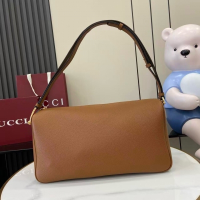 Gucci古馳 煥新呈現Gucci Half Horsebit系列，以現代風格煥新演繹品牌最具標誌性的元素之一。該系列巧妙融蘊休閒廓形與標誌性的半馬銜扣配件，這也是其名稱的由來。棕色粒面軟皮 金色調配件 棕色棉麻混紡襯裡 半馬銜扣 內部：一