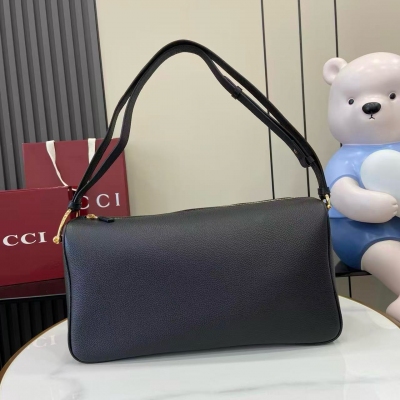 Gucci古馳 煥新呈現Gucci Half Horsebit系列，以現代風格煥新演繹品牌最具標誌性的元素之一。該系列巧妙融蘊休閒廓形與標誌性的半馬銜扣配件，這也是其名稱的由來。棕色粒面軟皮 金色調配件 棕色棉麻混紡襯裡 半馬銜扣 內部：一