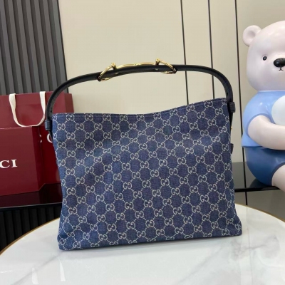 Gucci古馳 2025秋冬系列, Gucci Beatrix系列手袋採用休閒廓形，肩帶上飾以標誌性的馬銜扣細節，進一步提升時尚感。金色調配件令整款設計更顯精緻典雅的氣息，內部拉鍊口袋可安全收納隨身物品。兼具優雅與實用性，輕鬆容納日常必需品