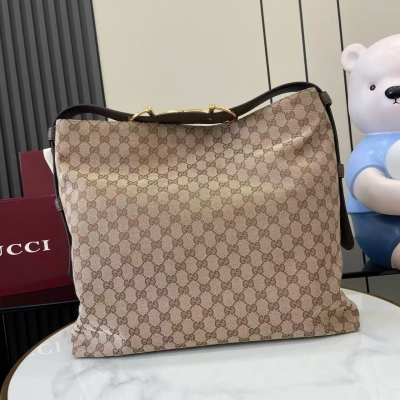 Gucci古馳 2025秋冬系列, Gucci Beatrix系列手袋採用牛皮革材質匠心打造，配以飾標誌性馬銜扣細節肩帶，為休閒廓形添注品牌內涵。金色調配件更添精緻質感，內裡設有一個拉鍊口袋，確保日常用品安全放置。兼具優雅設計與實用性能，輕