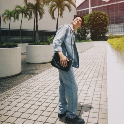 Gucci古馳 2026ss 淺藍直筒牛仔清透淺藍自帶春夏氛圍 細節處的老花標識藏滿高奢質感 版型適配各種上衣 搭短T是元氣甜妹，配西裝更顯氣場，把復古鬆弛感縫成了全季的穿搭剛需 SML