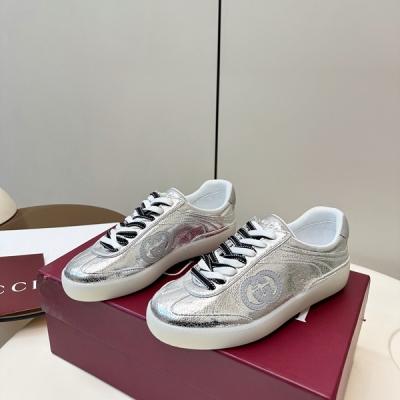 Gucci古馳 新款G75系列金屬光澤休閒運動板鞋，金屬光澤牛皮+雙色鞋帶，時尚感滿分！鞋面有經典雙G壓紋，細節精緻，品牌辨識度超高。白色橡膠鞋底，舒適又耐磨，日常通勤或休閒都能輕鬆駕馭。金銀配色+多彩鞋帶，優雅又活力，搭配西裝褲或絲絨裙