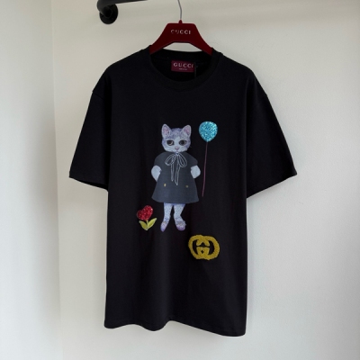 Gucci古馳 2026早春新款限定印花刺繡字母圖案圓領T恤出貨藝術家Inji Seo的奇思妙想躍上2025限定系列，以生動圖案詮釋女士成衣與色彩元素?的藝術格調。這款T恤採用淨色細絨針織棉製作，現貨S/M/L