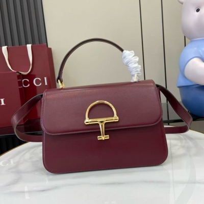 Gucci古馳 Siena系列煥新演繹品牌經典馬銜扣元素，打造魅力手袋單品。這款手提包選用精細光面皮革匠心打造，挺括造型融蘊源自20世紀70年代的半馬銜扣搭扣設計細節 安可拉紅色光面皮革 金色調配件 安可拉紅色皮革襯裡 內部：3層接檔，1個
