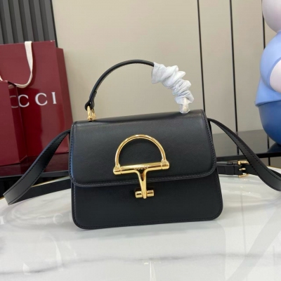 Gucci古馳 Siena系列煥新演繹品牌經典馬銜扣元素，打造魅力手袋單品。這款手提包選用精細光面皮革匠心打造，挺括造型融蘊源自20世紀70年代的半馬銜扣搭扣設計細節 黑色光面皮革 金色調配件 黑色皮革襯裡 內部：3層接檔，1個開口口袋 提