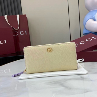 Gucci古馳 新品 GG Marmont小皮具系列以現代廓形生動演繹多種材質與色彩的巧妙融合。這款全拉鍊式錢包以兩種不同色調皮革匠心打造，精巧點綴典藏雙G標識。淺黃色和淺紫皮革 金色調配件 古馳淺紫塔夫綢襯裡 雙G 十二個卡片隔層和三個鈔