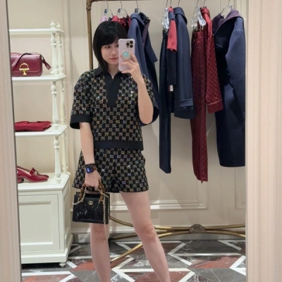 Gucci古馳 2026早春新款定制燙鑽撞色拼接圓領外套短褲 出貨精緻版型 燙鑽加持融入 成衣華麗且精緻重工且無法抗拒單品 彰顯高級調性 常規版型 穿搭不挑身材 隨意搭配出精緻優雅氣質 內裡淨色綢緞裡襯 舒適不挑人現貨36/38/40 頂級