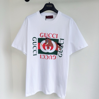 Gucci古馳 2026早春新款限定印花字母圖案圓領T恤出貨藝術家Inji Seo的奇思妙想躍上2026限定系列，以生動圖案詮釋女士成衣與色彩元素?的藝術格調。這款T恤採用淨色細絨針織棉製作，現貨S/M/L