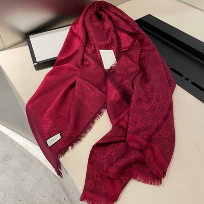 Gucci古馳 經典提花絲絨方巾高出鏡率單品，明星白富美更是人手一條的經典款~上身效果毋庸置疑的有範極其舒服的蛋白質纖維-真絲與尼泊爾山羊絨的完美紗線~我見過的最舒服的Gucci面料！柔軟光滑 細膩有型！非常舒適！適合整個四季流行了100年