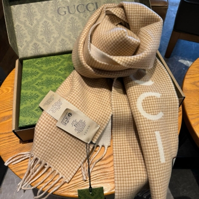 Gucci古馳 古奇千鳥格羊絨圍巾來個硬貨.麻溜的安排上.純正出口原訂單已經交貨一批，其中一批剛過海關，直蹦英國.最後一批還在緊急生產中.這種貨已經不想多描述了，萬年必備款.男女通用.買手帶走一部分.面料100%羊絨.手感軟糯，不厚重.超級