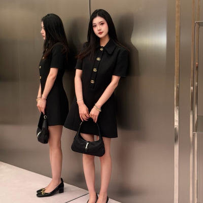 Gucci古馳 2026早春新款名媛氣立體金屬GG字母扣短袖翻領連衣裙出貨白富美必入超級減齡又顯白的顏色 定制細膩進口羊毛混紡面料 獨特設計 不用花心思就能穿出氣質感設計很吸睛 富家千金小姐姐氣質穿搭 現貨S/M/L/XL