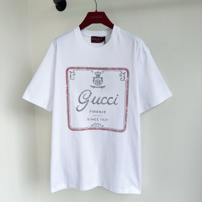 Gucci古馳 2026早春新款經典圓領立體印花字母圖案短袖T恤出貨面料舒適刺繡對版還原區別普通工藝對版的字母圖案裝飾胸前 高級百搭 修身版型剪裁 簡單精品 現貨S/M/L