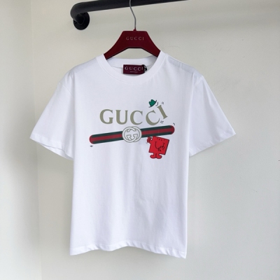 Gucci古馳 2026早春新款經典圓領立體印花字母圖案短袖T恤出貨面料舒適刺繡對版還原區別普通工藝對版的字母圖案裝飾胸前 高級百搭 修身版型剪裁 簡單精品 現貨S/M/L