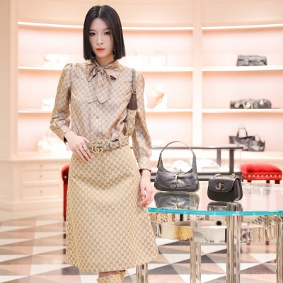 Gucci古馳 2026早春新款撞色飄帶翻領襯衫出貨這件襯衫在2026早春時裝秀上展出重新審視了該系列的奢華美學它由綢緞製成 具有常規合身性，由該系列標誌性的提花增強定制刻字紐扣 襯衫可以搭配該系列的裙子或褲子，打造高級時裝造型 現貨 S/