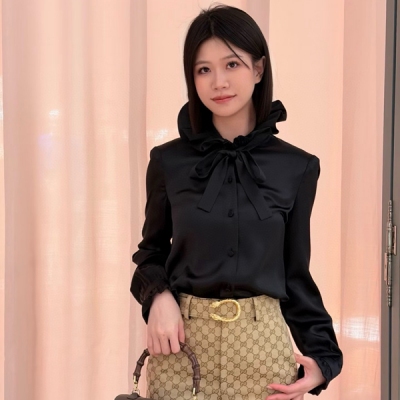 Gucci古馳 2026春夏新款黑色綢緞系帶蝴蝶結襯衣出貨這件襯衫高級必備的剪影慶祝了該系列的奢華美學它由黑色綢緞成，具有常規合身性，並增強了該系列標誌性的可拆卸飄帶 襯衫可以搭配該系列的裙子或褲子，打造高級時裝造型S/M/L/XL