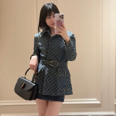 Gucci古馳 2026春夏限定高級單品 Altitude系列GG平紋翻領牛仔腰帶外套出貨推出首個早春運動服系列Altitude，將出眾性能與典藏元素巧妙融合。這款外套采翻領設計，選用GG錦綸提花面料精緻而成，防水、防風、透氣 現貨S/M/
