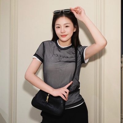 Gucci古馳 2026春夏新款經典圓領立體印花字母圖案多層次 短袖T恤出貨面料舒適印花圖案對版還原區別普通工藝對版的字母圖案裝飾胸前 高級百搭 寬鬆版型剪裁 簡單精品 現貨S/M/L