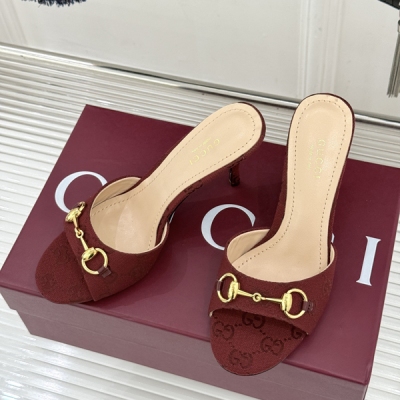 Gucci古馳 春夏新品馬銜扣高跟拖鞋，今年這雙拖鞋足以成為你衣櫥中的“鎮櫃之寶”。它不只是一雙鞋 更是一場現代風尚的華麗交融。經典馬銜扣元素 以精緻金屬質感亮相鞋身 在光線下折射出熠熠光輝 彰顯著品牌深厚的底蘊 每一次抬腳都是對時尚歷史的