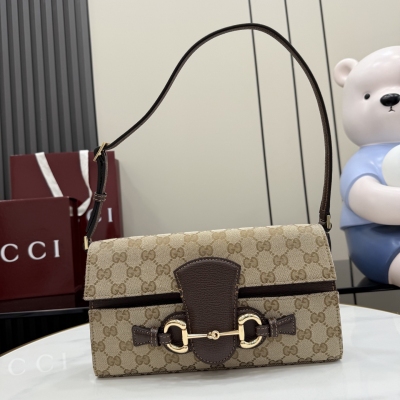 Gucci古馳 這件單品出自Gucci Primavera系列。Horsebit Ristretto系列以義大利以濃烈著稱的濃縮咖啡名字命名，詮釋Gucci經典元素的精煉表達。這款結構化設計的肩背包上飾有標誌性配件，成就隨身造型。沙色和深棕
