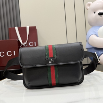 Gucci古馳 2026春夏系列全新上市。全新柔軟皮革設計巧妙融蘊實用百搭風尚與豐富背攜方式。煥然一新的織帶嵌花細節令整體款式平添精緻格調。黑色軟皮 黑色皮革滾邊 銀色調配件 黑色帆布襯裡，飾鑽石菱格紋圖案 織帶嵌花和”Made in It