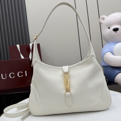 Gucci古馳 2026春夏系列全新上市。這款Gucci Jackie 9161系列手袋呈現時髦風格，選用柔軟粒面羊皮革，經手工悉心做舊處理，呈現出復古質感。手袋搭配便於使用的推入式鎖扣設計，金色調金屬配件更添品牌標誌性五金細節的風格魅力。