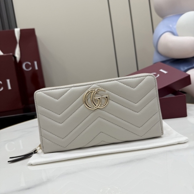 Gucci古馳 品牌標誌性GG Marmont系列甄選柔軟皮革打造全拉鍊式錢包，成就別致廓形。淺灰色V形紋絎縫羊皮皮革 淺金色金屬配件 雙G 12個卡片隔層和三個鈔票隔層 拉鍊零錢袋 全拉鍊式封口 型號：443123。尺寸：19釐米（寬）x