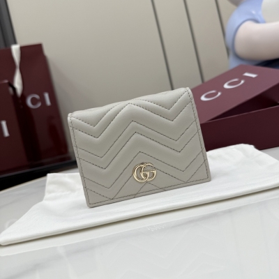 Gucci古馳 2026春夏系列全新上市。這款GG Marmont 系列小號錢包以明快色彩煥現品牌標誌性設計風格。此款式甄選絎縫V型納帕羊皮革打造，搭配金色調配件。淺灰色絎縫V型納帕皮 金色調配件 淺灰色織物襯裡 雙G 內部：5個卡片隔層，